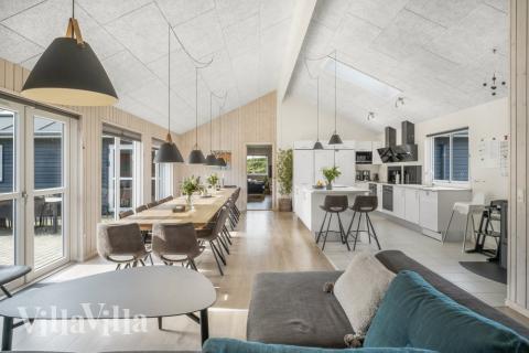 Det stora ljusa vardagsrummet i lyxstuga nr 440 för 24.