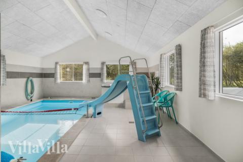 Den härliga poolen i lyxstuga nr 440 för 24 personer