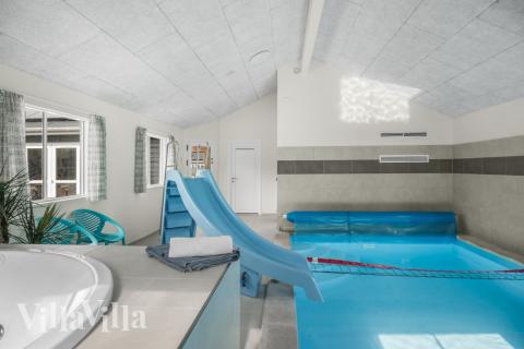 Sommarstuga 440 är inredd med en smakfull poolavdelning som har vattenrutschbana, ett stort inbyggt spapad och bastu