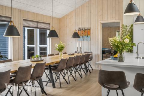 Vardagsrummet i lyxstuga nr. 440 har plats för 24 personer.