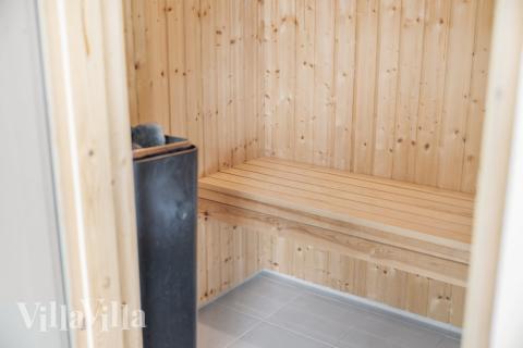 Njut av bastuvärmen i lyxstuga nr 440 för 24 personer