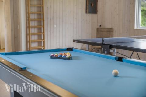 Lyxstuga 440 för 24 personer har ett stort aktivitetsrum med bl.a. biljard och dart