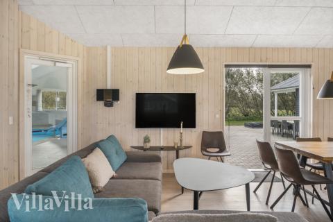 Soffhörnan i lyxstuga 440 i Nordjylland.