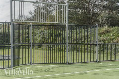 Till den trevliga sommarstugan nr 440 i Nordjylland erbjuds en mängd utomhusaktiviteter, t.ex. lektorn och gungor