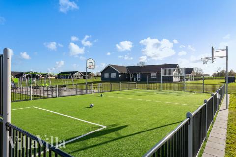 Till den trevliga sommarstugan nr 428 i Fyn och öar erbjuds en mängd utomhusaktiviteter, t.ex. lektorn och gungor