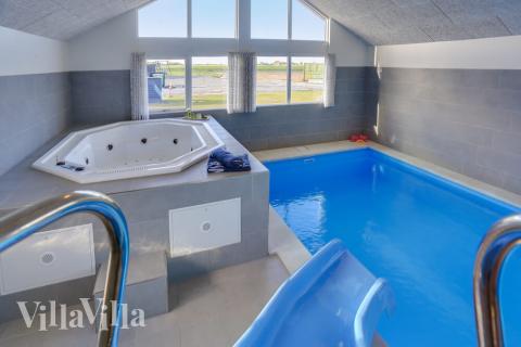 Den härliga poolen i lyxstuga nr 428 för 30 personer