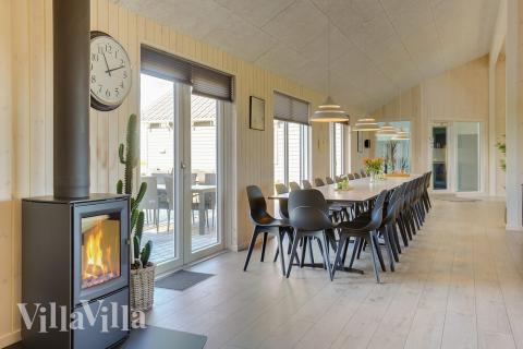 Vardagsrummet i lyxstuga nr. 428 har plats för 30 personer.