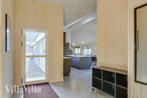 Den rymliga entrén i lyxstuga nr 428 i Fyn och öar