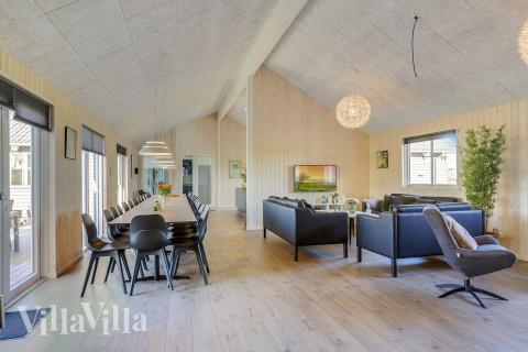 Det stora ljusa vardagsrummet i lyxstuga nr 428 för 30.