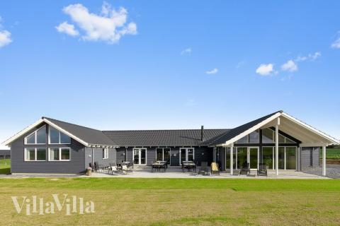 Den tjusiga sommarstugan nr 428 med gott om plats för upp till 30 personer