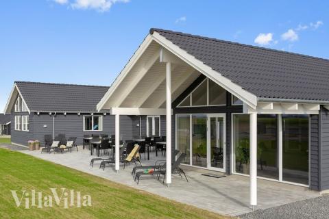 Lyxstuga nr 428 har en härlig terrass med sköna trädgårdsmöbler för 30 personer.