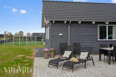 På terrassen i sommarhus nr 428 finns det plats för upp till 30 gäster.