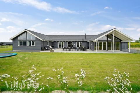 Den praktfulla poolstugan nr 428 med plats för 30 personer ligger i Fyn och öar