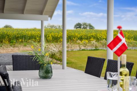 Stor terrass i lyxstuga nr 428 i Fyn och öar.