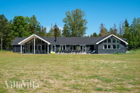 Den praktfulla poolstugan nr 436 med plats för 30 personer ligger i Nordsjälland