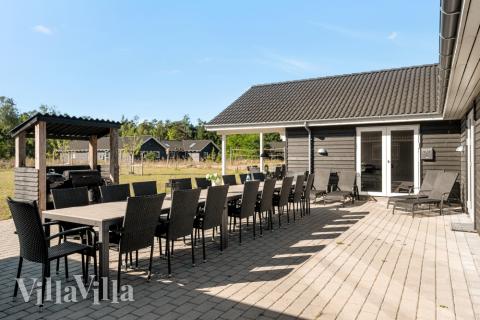 På terrassen i sommarhus nr 436 finns det plats för upp till 30 gäster.