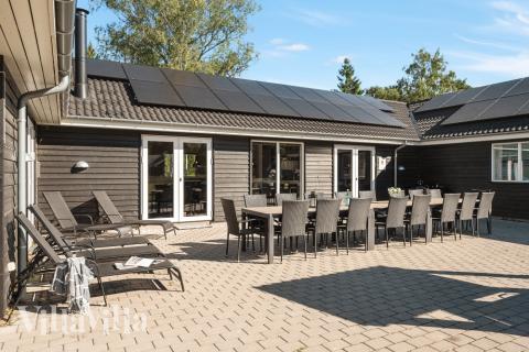 Njut av en grillkväll på terrassen i lyxstuga nr 436 i Nordsjälland