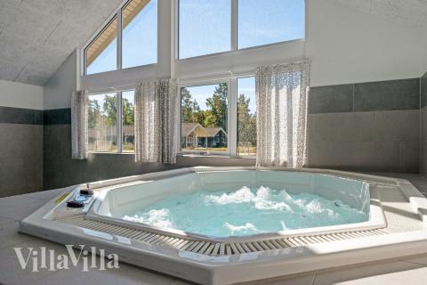 Njut av spabadets värme i lyxstuga nr 436 i Nordsjälland