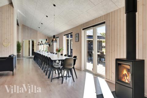 Vardagsrummet i lyxstuga nr. 436 har plats för 30 personer.