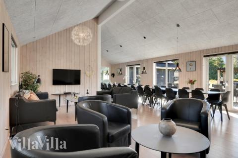 I soffhörnan i lyxstuga 436 i Nordsjälland kan ni spela brädspel eller titta på film tillsammans.