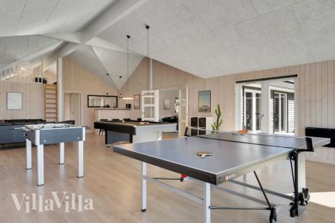 Förutom de många timmar som du kan tillbringa i stugans poolavdelning erbjuder lyxstuga 436 även biljard, bordtennis och dart