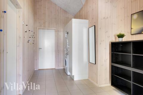 Den rymliga entrén i lyxstuga nr 436 i Nordsjälland