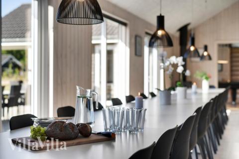 Det stora ljusa vardagsrummet i lyxstuga nr 436 för 30.