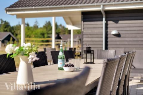 Lyxstuga nr 436 har en härlig terrass med sköna trädgårdsmöbler för 30 personer.