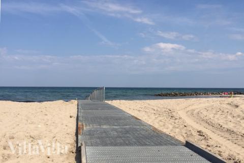 Stranden i närheten av lyxhus 436 i Nordsjälland bjuder in till en promenad.