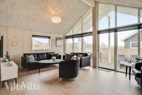 Det stora ljusa vardagsrummet i lyxstuga nr 719 för 10.