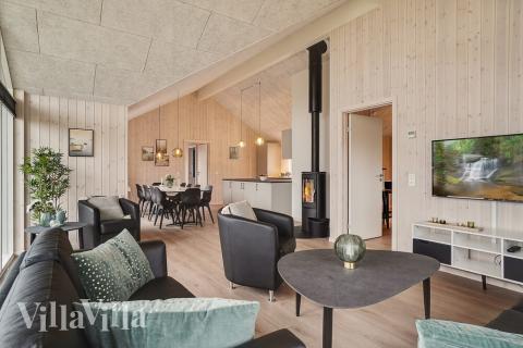 Vardagsrummet i lyxstuga nr. 719 har plats för 10 personer.