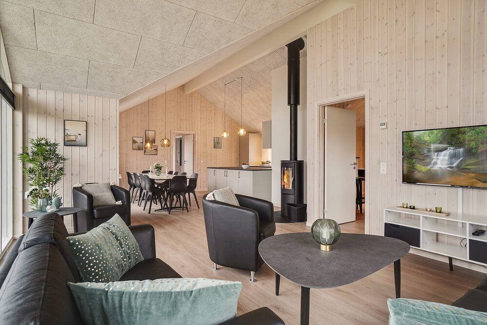 Vardagsrummet i lyxstuga nr. 719 har plats för 10 personer.
