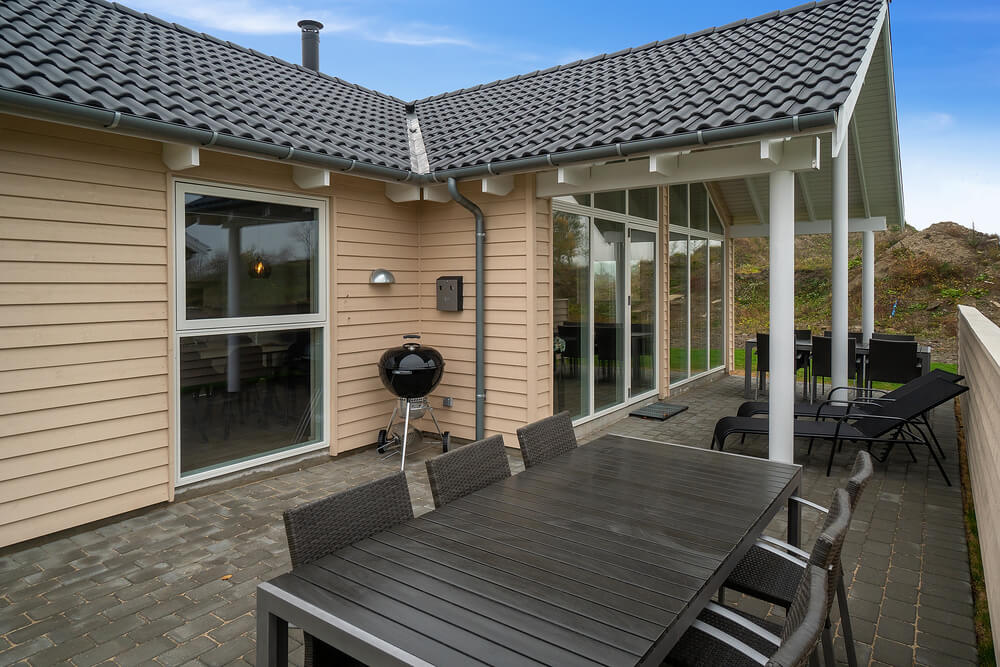 Lyxstuga nr 719 har en härlig terrass med sköna trädgårdsmöbler för 10 personer.
