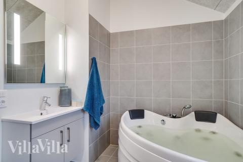 Njut av spabadets värme i lyxstuga nr 719 i Tyskland