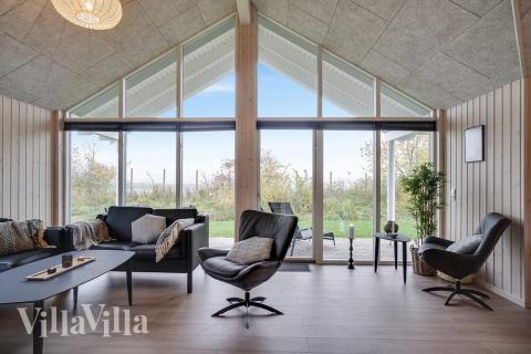 Vardagsrummet i lyxstuga nr. 725 har plats för 10 personer.