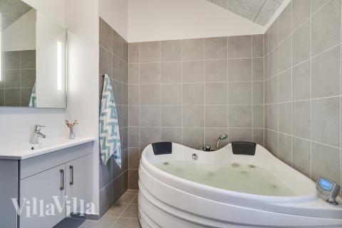 Njut av spabadets värme i lyxstuga nr 725 i Tyskland