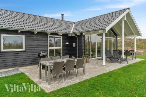 Lyxstuga nr 725 har en härlig terrass med sköna trädgårdsmöbler för 10 personer.