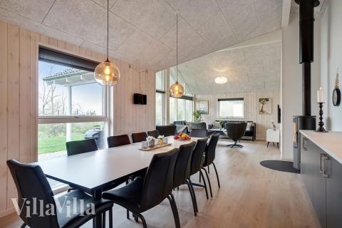 Vardagsrummet i lyxstuga nr. 724 har plats för 10 personer.