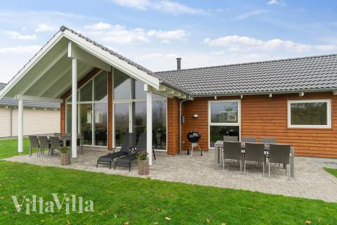 Lyxstuga nr 724 har en härlig terrass med sköna trädgårdsmöbler för 10 personer.