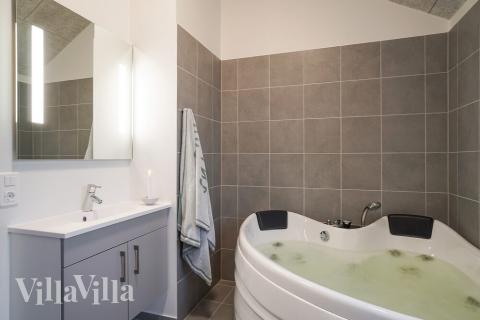 Njut av spabadets värme i lyxstuga nr 724 i Tyskland