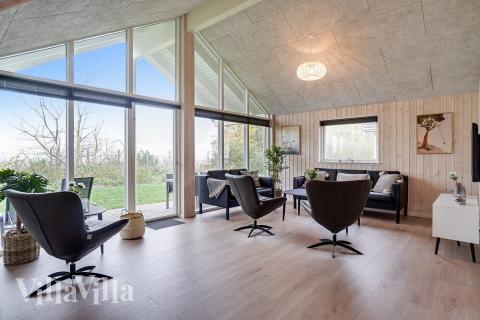 Det stora ljusa vardagsrummet i lyxstuga nr 724 för 10.