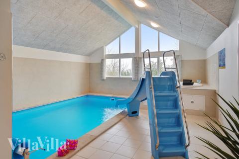 Sommarstuga 721 är inredd med en smakfull poolavdelning som har vattenrutschbana, ett stort inbyggt spapad och bastu