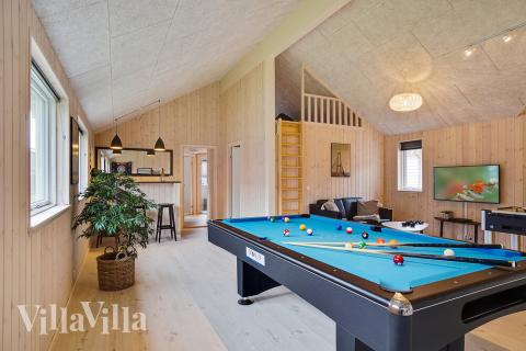 Lyxstuga 721 för 18 personer har ett stort aktivitetsrum med bl.a. biljard och dart