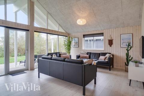 Det stora ljusa vardagsrummet i lyxstuga nr 721 för 18.