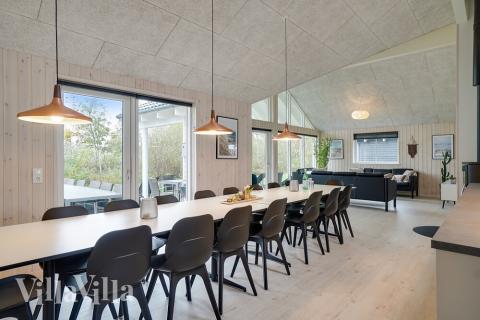 Vardagsrummet i lyxstuga nr. 721 har plats för 18 personer.