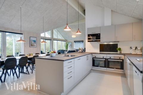 Köket i lyxstuga nr 721 är utrustat så att ni kan laga mat till 18 personer.