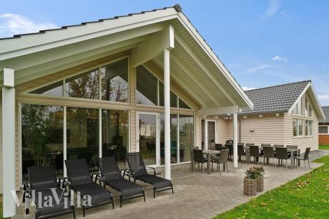 Lyxstuga nr 721 har en härlig terrass med sköna trädgårdsmöbler för 18 personer.