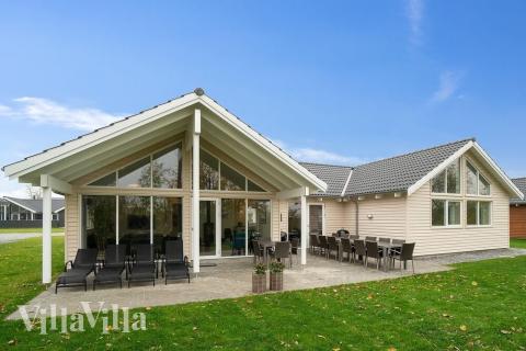 Den praktfulla poolstugan nr 721 med plats för 18 personer ligger i Tyskland