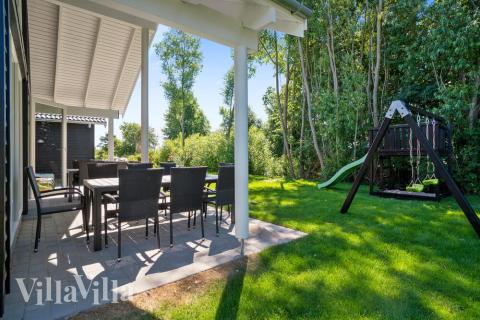 På terrassen i sommarhus nr 720 finns det plats för upp till 18 gäster.