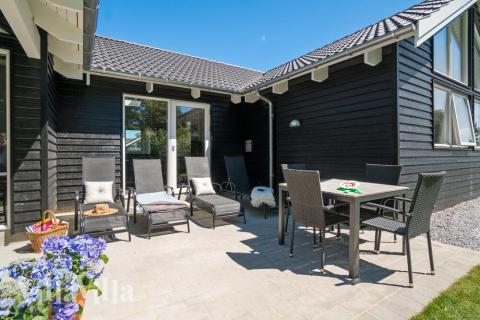 Lyxstuga nr 720 har en härlig terrass med sköna trädgårdsmöbler för 18 personer.
